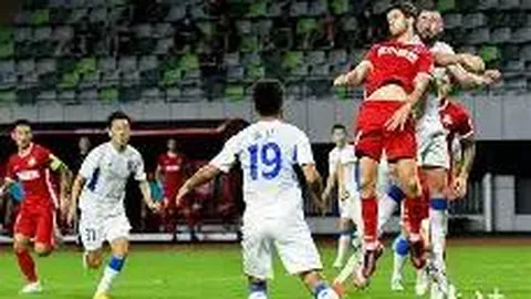 陈好风波后重返公众视野，手持对讲机演绎话剧风采依旧